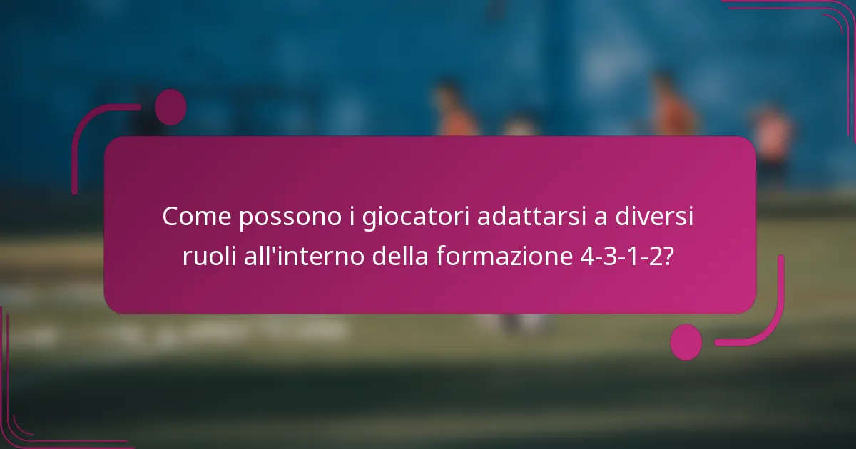 Come possono i giocatori adattarsi a diversi ruoli all'interno della formazione 4-3-1-2?